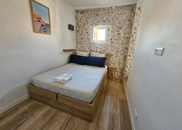 2 Pieces Au Coeur Du Vieil Antibes